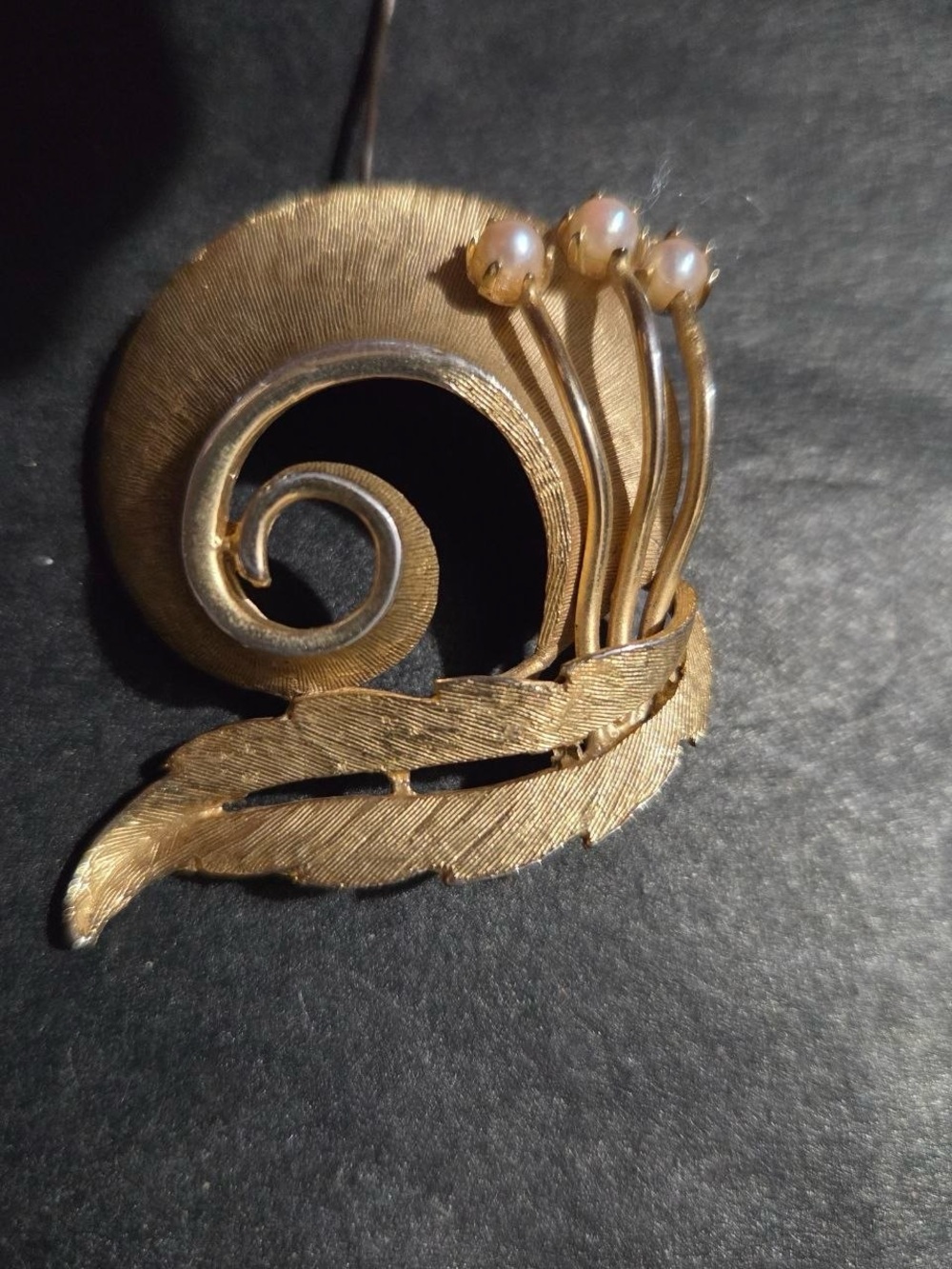 Antique Gold-Tone Leaf & Pearl Accent Brooch - Elegant Women’s Jewelry